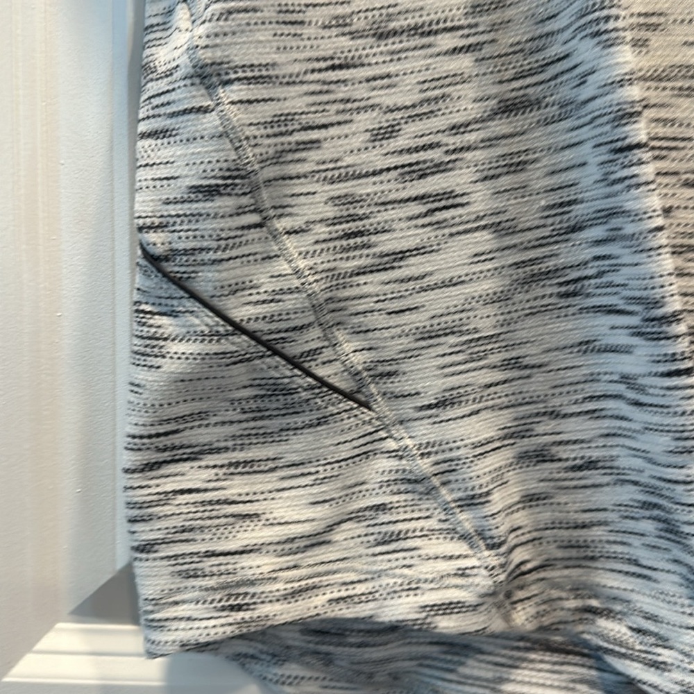 Lululemon 🍋 White & Grey Top - Picture 2 of 4
